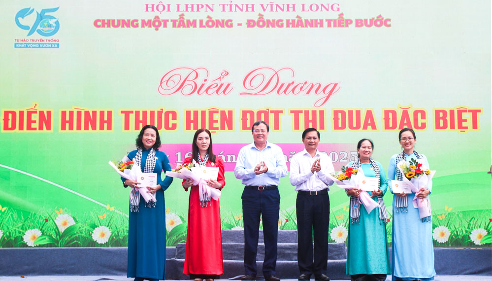 Tặng kỷ niệm chương “Vì sự phát triển của phụ nữ Việt Nam” cho các cá nhân.