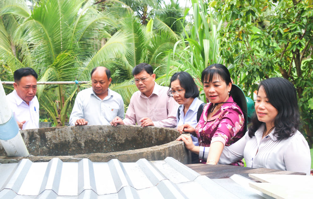  Đoàn công tác khảo sát việc sử dụng nước sạch tại một hộ dân ở ấp Giồng Bông.