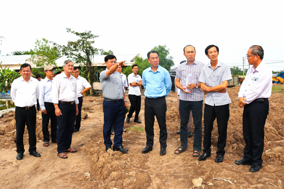 Chủ tịch UBND tỉnh- Lữ Quang Ngời và đoàn công tác khảo sát thực tế tại bãi rác An Hiệp.