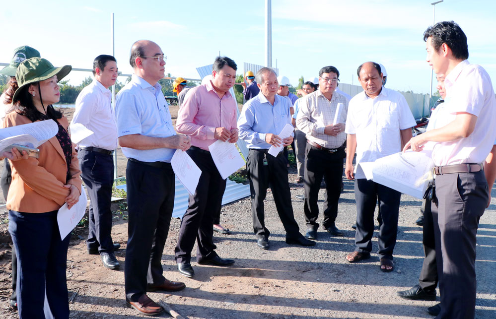 
Đồng chí Nguyễn Văn Tuấn (thứ ba, từ trái sang) cùng đoàn công tác nghe báo cáo tiến độ dự án kè chống sạt lở bờ sông Láng Thé kết hợp khán đài đua ghe Ngo.