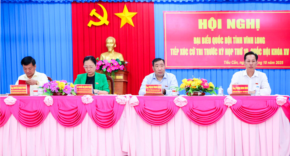 Đại biểu Quốc hội tiếp xúc cử tri xã Tiểu Cần.