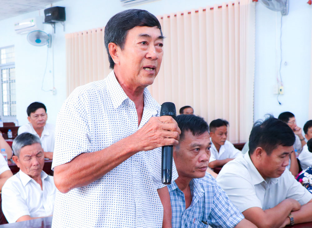 Cử tri Nguyễn Thanh Lâm (ngụ ấp Phú Thọ I) kiến nghị nâng cao chất lượng khám bệnh BHYT.