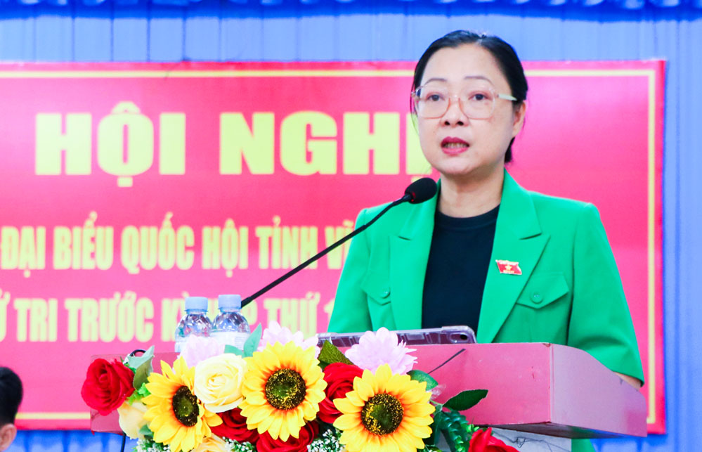 Đại biểu Nguyễn Thị Quyên Thanh- Tỉnh ủy viên, Phó Chủ tịch UBND tỉnh trả lời các vấn đề cử tri quan tâm, kiến nghị.


