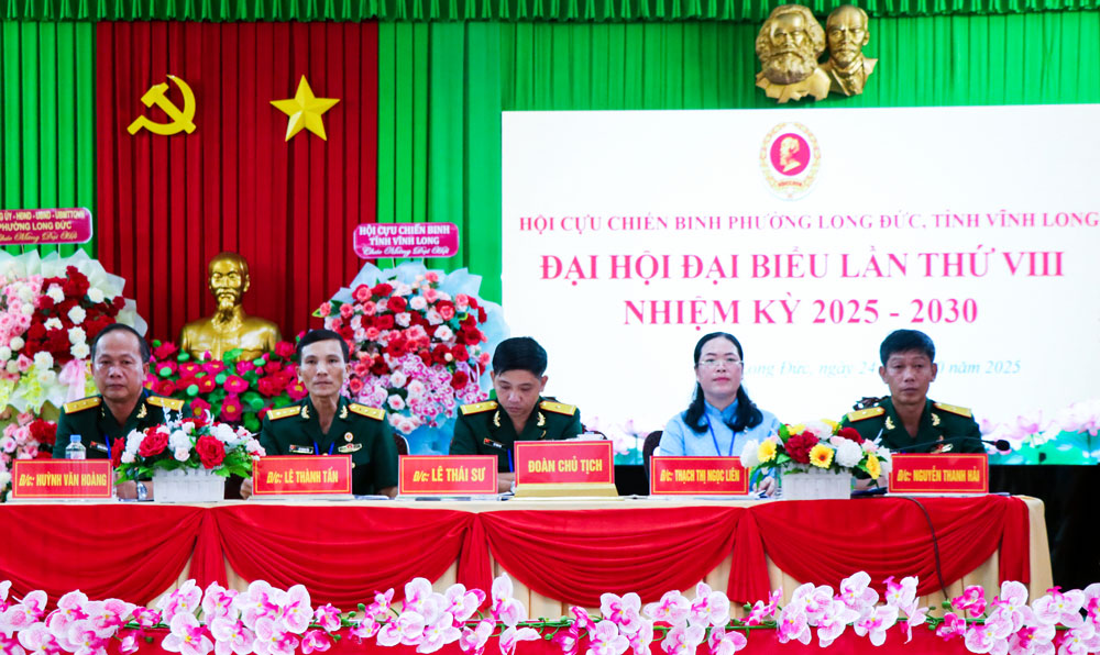 Đoàn Chủ tịch điều hành đại hội.