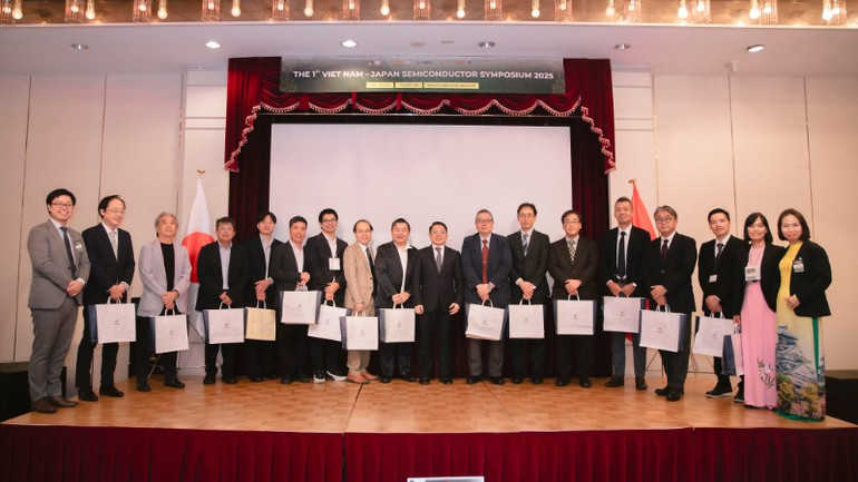 Các diễn giả khách mời tại Hội nghị và thành viên chính Ban Liên lạc thúc đẩy hợp tác bán dẫn Việt Nam-Nhật Bản. (Ảnh: Tổng lãnh sự quán Việt Nam tại Osaka)
