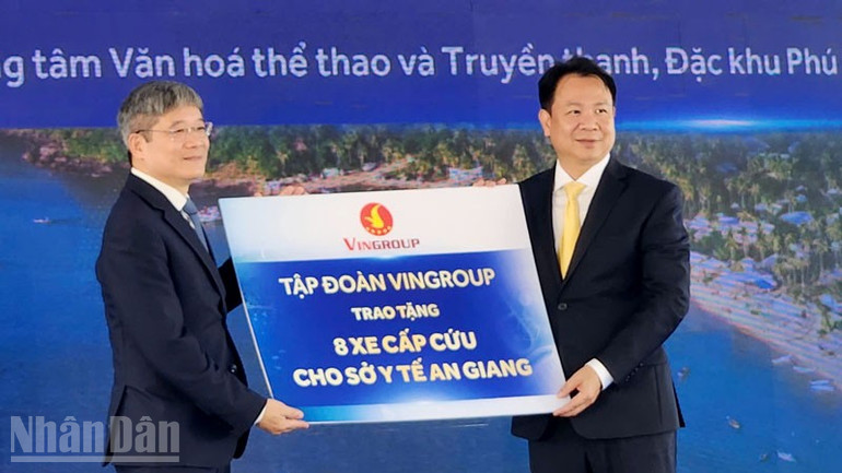 Tập đoàn Vingroup đã bàn giao xe cứu thương và trang thiết bị y tế hiện đại cho Sở Y tế tỉnh An Giang.