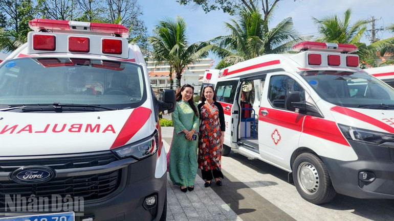 Xe cấp cứu được bàn giao cho Sở Y tế tỉnh An Giang.