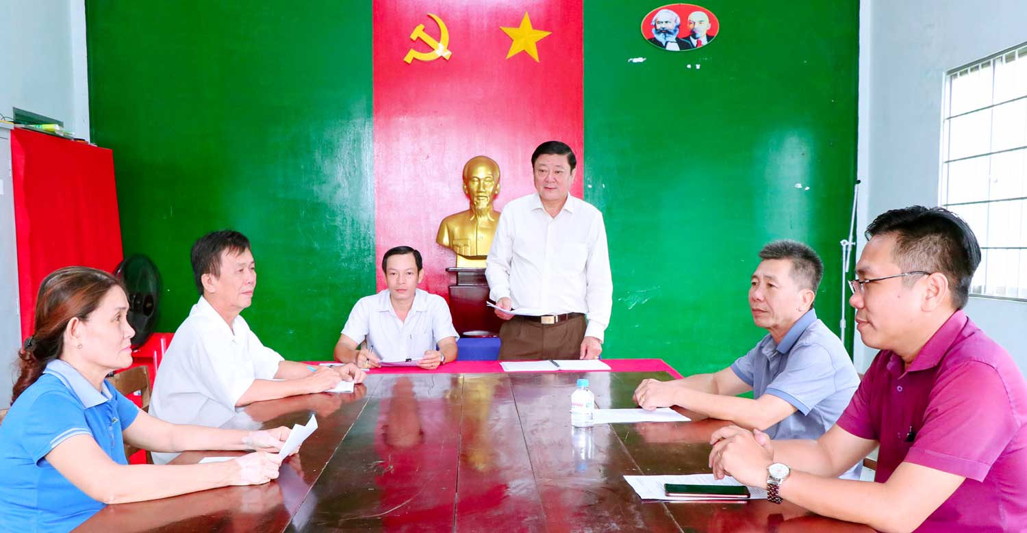 Đồng chí Trần Văn Lối- Phó Bí thư Thường trực Đảng ủy xã Tiểu Cần phát biểu định hướng phát triển đối với Chi ủy Ấp 2.