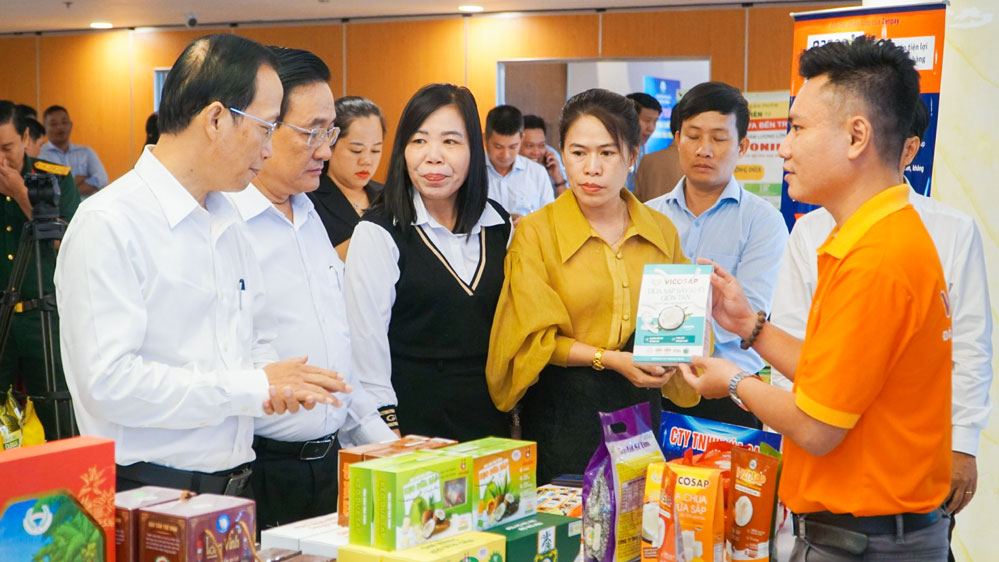 Đại biểu tham quan các gian hàng tại hội thảo.