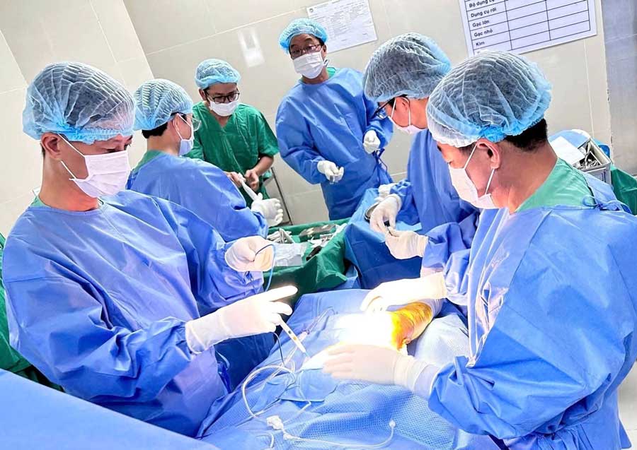 BVĐK Vĩnh Long thực hiện thành công ca thay toàn bộ khớp gối đầu tiên.
