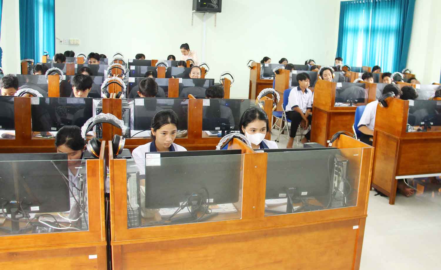 Học sinh từng bước tiếp cận mô hình “lớp học thông minh”.