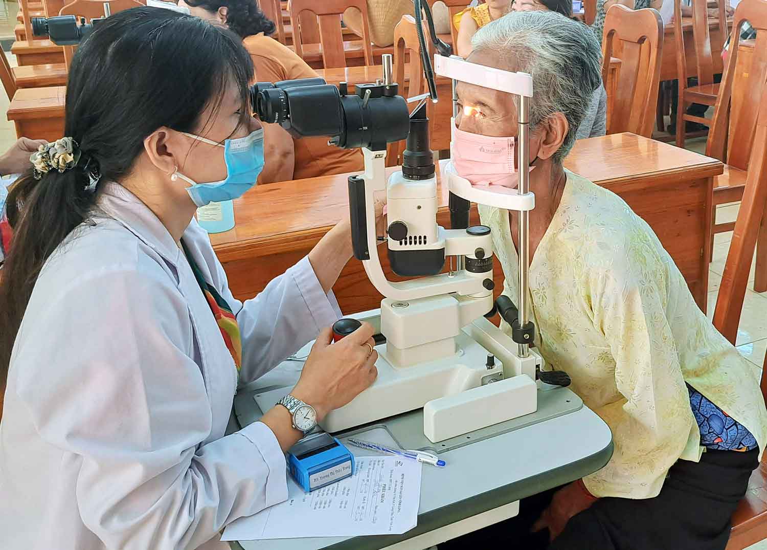   Bác sĩ khám và tư vấn các bệnh về mắt cho người cao tuổi ở xã Trà Côn.
