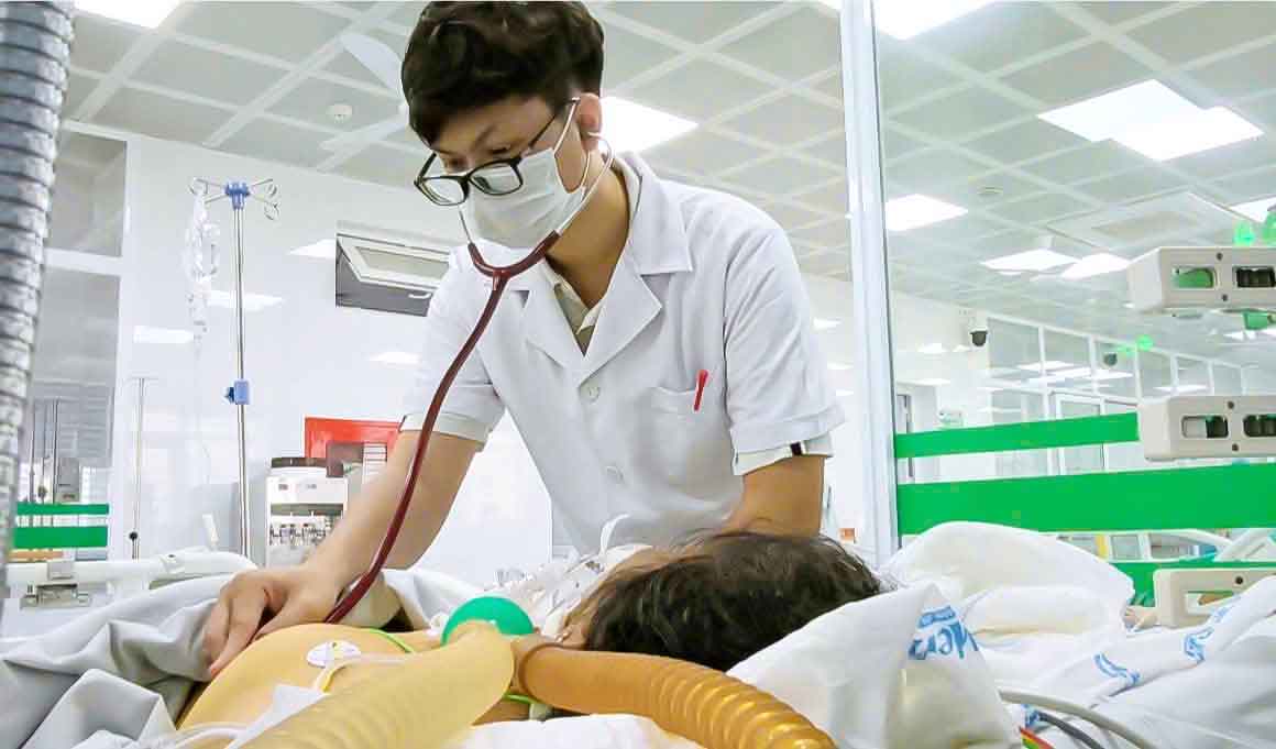 Một nữ bệnh nhân (46 tuổi), trong tình trạng nguy kịch, được chẩn đoán viêm gan cấp kèm nhiễm khuẩn huyết.