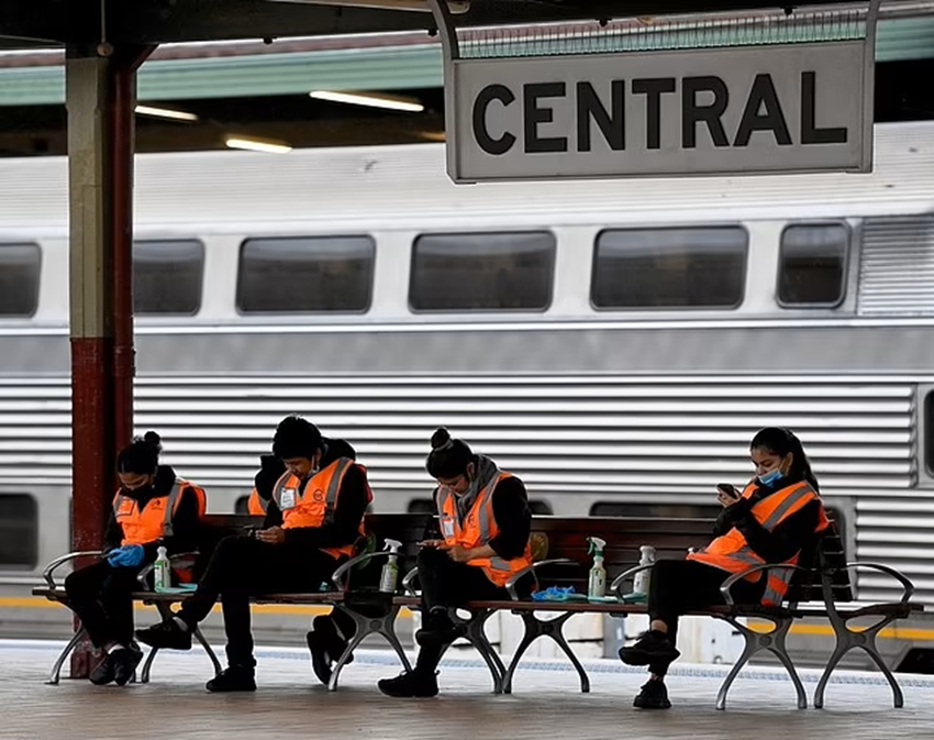 Công nhân tàu hỏa ở Sydney. Ảnh AAP
