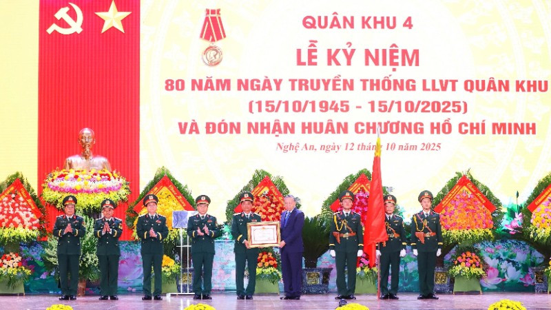 Tổng Bí thư Tô Lâm trao tặng Huân chương Hồ Chí Minh cho Quân khu 4.
