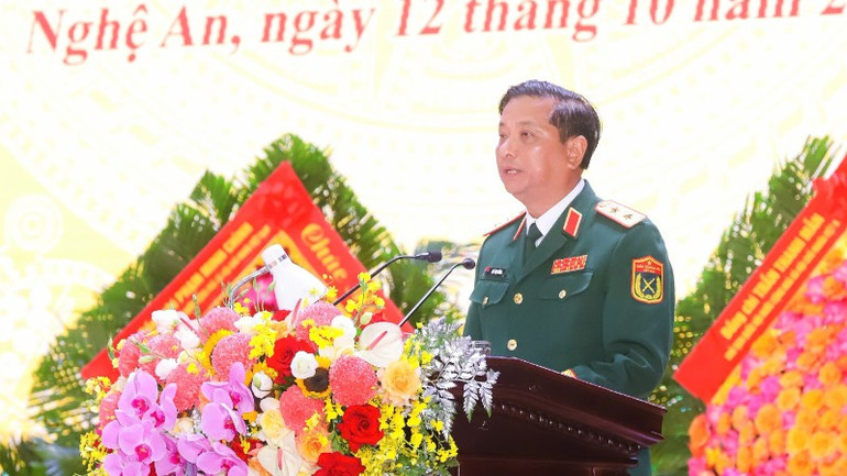 Trung tướng Hà Thọ Bình, Tư lệnh Quân khu 4 trình bày diễn văn tại Lễ kỷ niệm.
