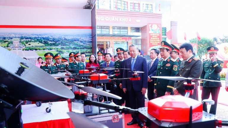Tổng Bí thư Tô Lâm cùng các đồng chí Lãnh đạo Đảng, Nhà nước tham quan gian trưng bày các thiết bị khoa học-công nghệ.
