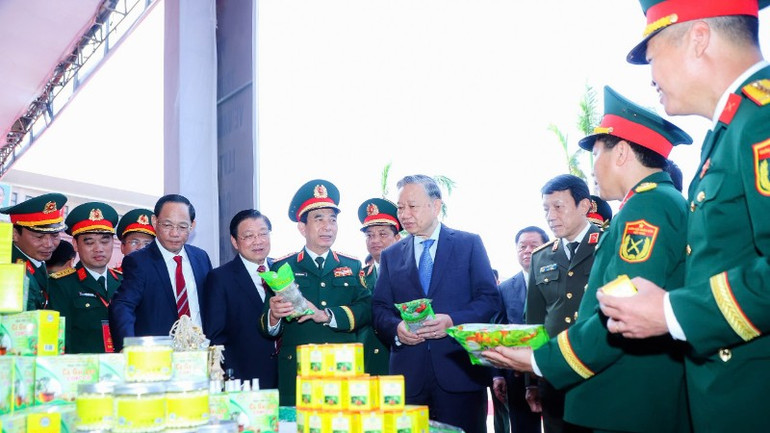 Tổng Bí thư Tô Lâm cùng các đồng chí Lãnh đạo Đảng, Nhà nước tham quan gian trưng bày các sản phẩm OCOP tiêu biểu của các địa phương.
