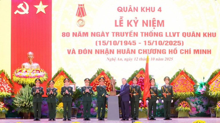 Tổng Bí thư Tô Lâm tặng Lực lượng vũ trang Quân khu 4 tác phẩm “Bác Hồ về thăm quê năm 1961.
