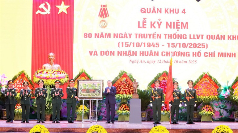 Bộ Tư lệnh Quân khu 4 kính tặng Tổng Bí thư Tô Lâm bức ảnh quê nội Chủ tịch Hồ Chí Minh.
