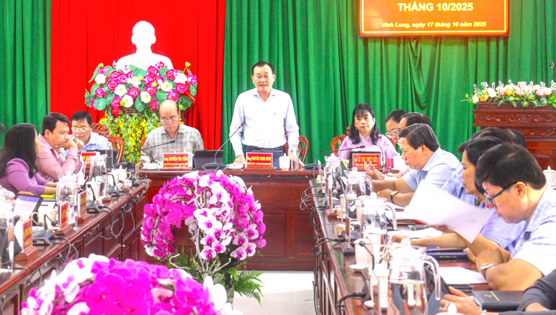 Đồng chí Nguyễn Minh Dũng- Phó Bí thư Tỉnh ủy, Chủ tịch HĐND tỉnh phát biểu tại cuộc họp.

