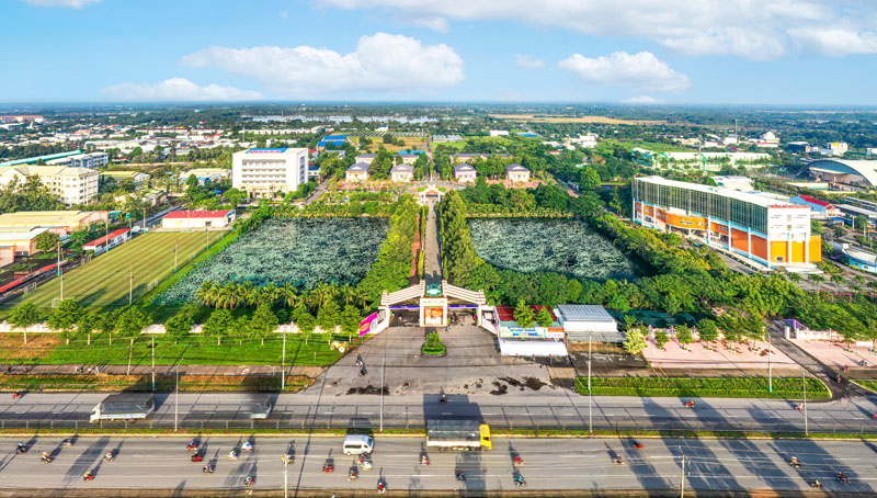 Trường ĐH Cửu Long ngày càng hiện đại, với không gian xanh mát.



