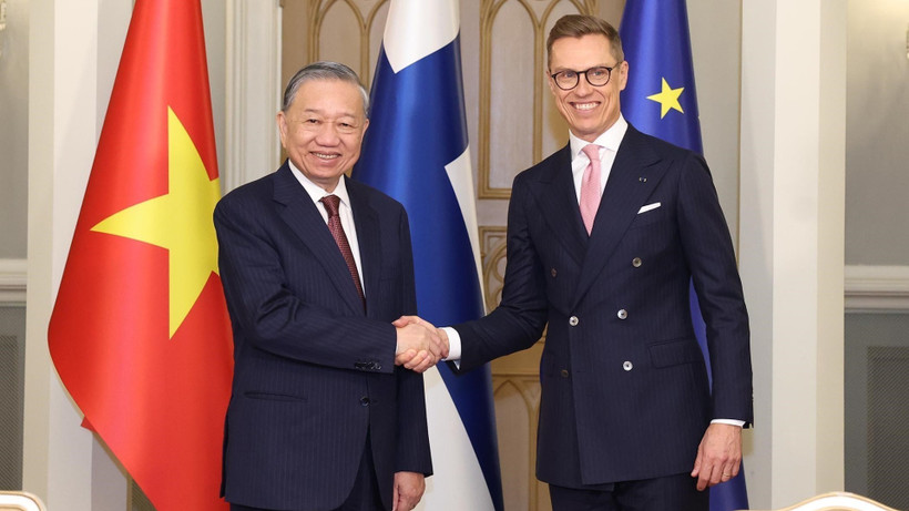 Tổng Bí thư Tô Lâm và Tổng thống Cộng hòa Phần Lan Alexander Stubb sau lễ ký kết các Văn kiện hợp tác. (Ảnh: TTXVN)
