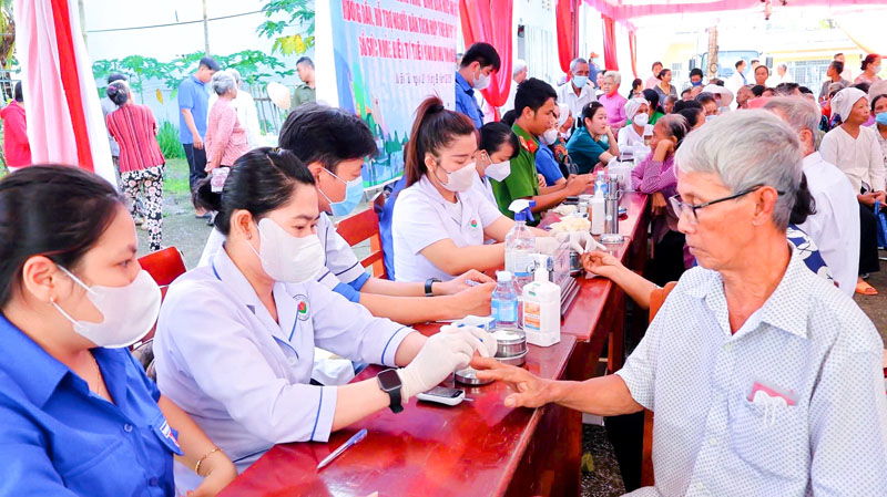Khám sức khỏe cho người cao tuổi tại xã Ngãi Tứ.

