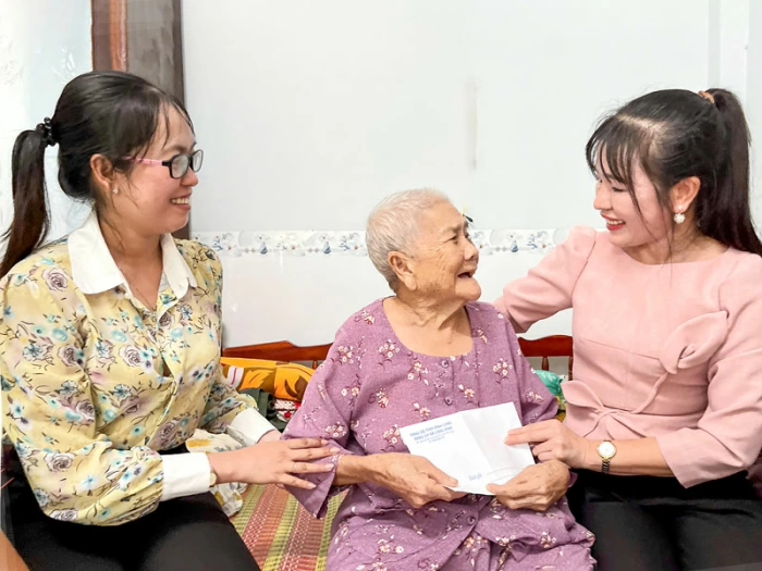 Ấm tình đồng chí nơi xã đảo