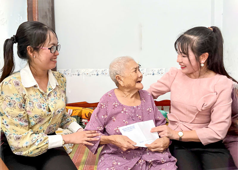 Bí thư Đảng ủy xã Long Vĩnh Thái Thị Mỹ Dung (bên phải) cùng các đảng viên đến thăm hỏi và trao số tiền hỗ trợ cho người thân đảng viên Sơn Thị Cẩm Linh.

