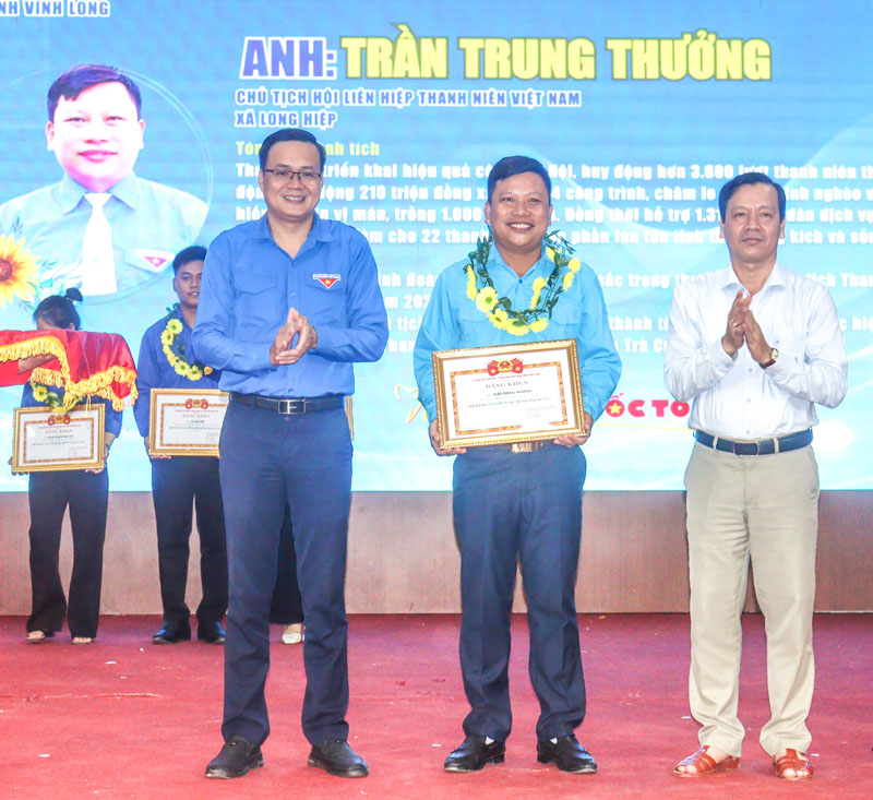 Anh Trần Trung Thưởng (giữa) mong muốn thanh niên lấy phong trào “Tôi yêu Tổ quốc tôi” làm kim chỉ nam cho hành động.

