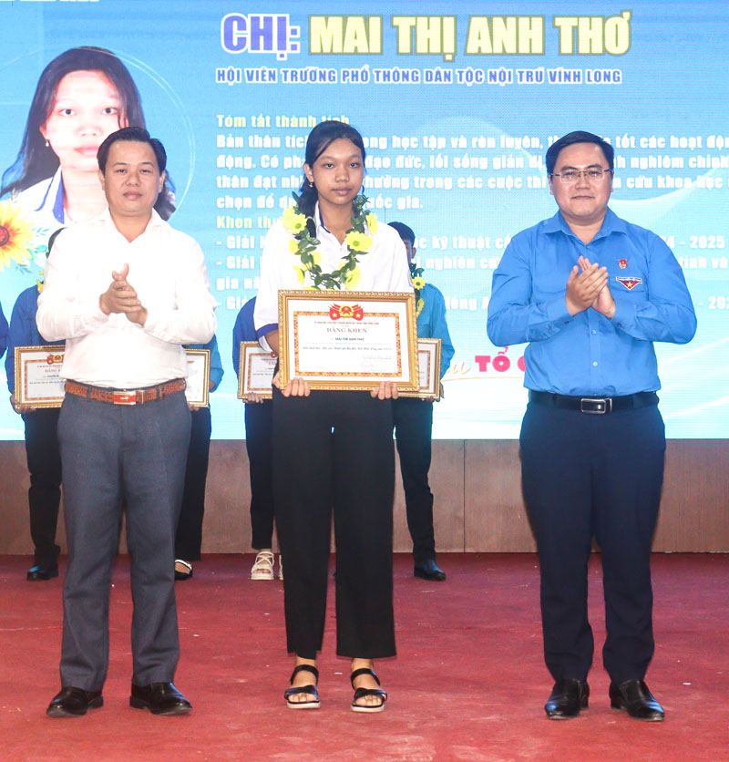 Theo bạn Mai Thị Anh Thơ (giữa), khi mỗi người đều sống tốt, xã hội sẽ tự nhiên đẹp hơn.

