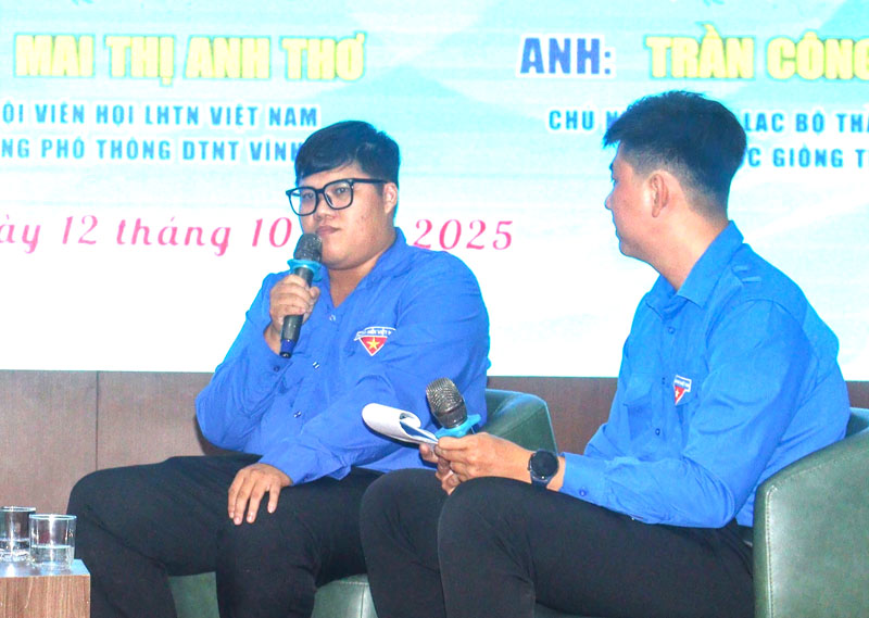 Anh Trần Công Hội (bên trái) chia sẻ: Bản thân sẽ luôn phát huy tinh thần nhiệt huyết của thầy thuốc trẻ vì sức khỏe Nhân dân.

