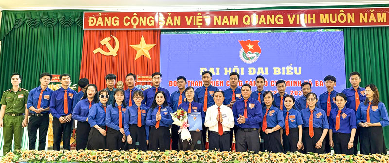 Trao quyết định chỉ định BCH Xã Đoàn Ba Tri, nhiệm kỳ 2025-2030.

