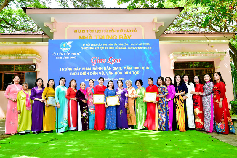 Phụ nữ tỉnh ngày càng khẳng định bản lĩnh, trí tuệ và khát vọng cống hiến, góp phần quan trọng vào sự phát triển quê hương Vĩnh Long ngày càng giàu đẹp, văn minh. Ảnh: BÁ THI

