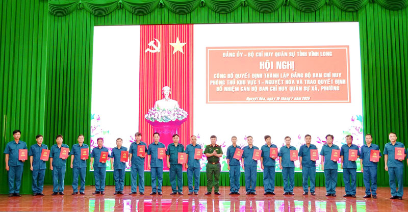 Đảng ủy- Bộ Chỉ huy Quân sự tỉnh công bố quyết định thành lập Đảng bộ Ban Chỉ huy Phòng thủ khu vực 1- Nguyệt Hóa
và trao quyết định bổ nhiệm cán bộ ban chỉ huy quân sự xã, phường.