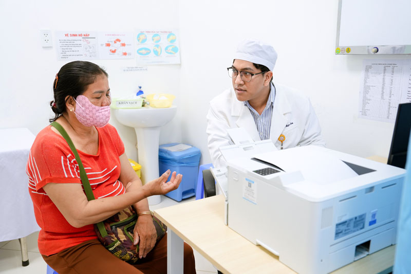 Nếu phát hiện có khối u hay sự thay đổi của vú, nên đến bệnh viện khám càng sớm càng tốt.