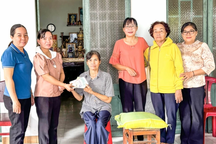 Trao tiền bạn đọc giúp chị Kôi Thị Thu Thủy