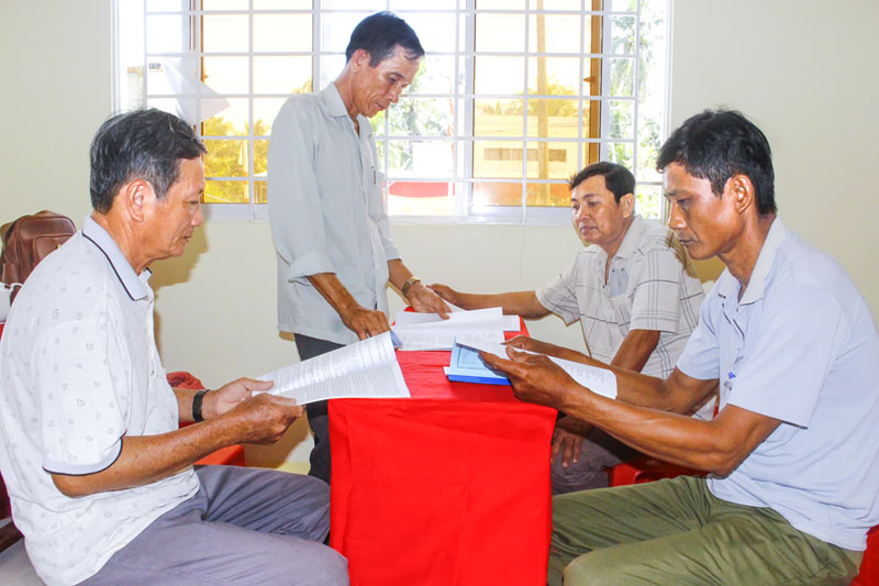 Ông Nguyễn Văn Út- Bí thư Chi bộ ấp Cây Gòn trao đổi với đảng viên về thực hiện mô hình “Vận động đảng viên góp vốn xoay vòng giúp nhau phát triển kinh tế”.