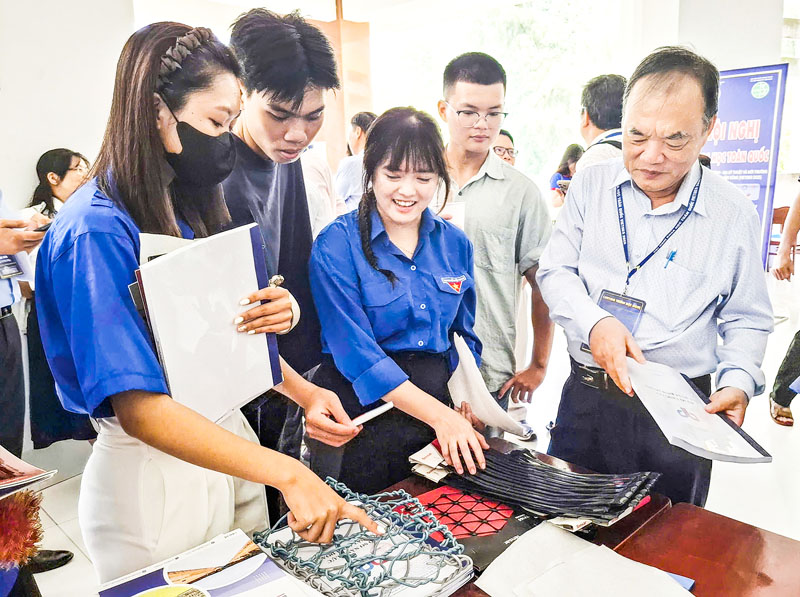 Sinh viên Trường ĐH Trà Vinh và các đại biểu tìm hiểu sản phẩm, tài liệu về địa kỹ thuật.
