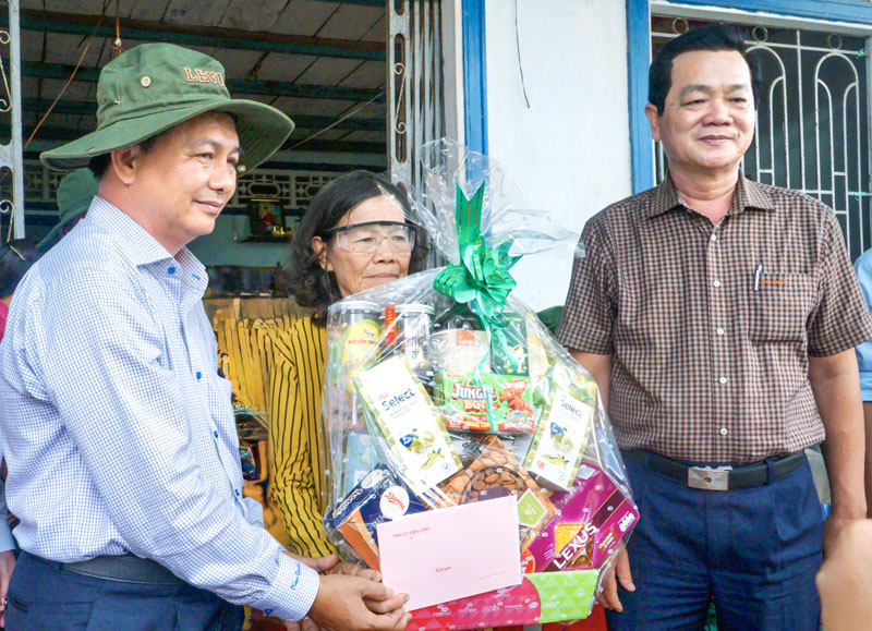 Bí thư Tỉnh ủy- Trần Văn Lâu (bìa trái) thăm hỏi và trao quà cho các hộ dân bị thiệt hại do sạt lở.

