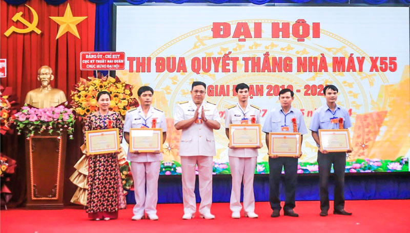 Các thế hệ cán bộ, công nhân, người lao động Nhà máy X55 Hải quân thi đua lập thành tích, đóng góp tích cực vào sự phát triển lớn mạnh của đơn vị.