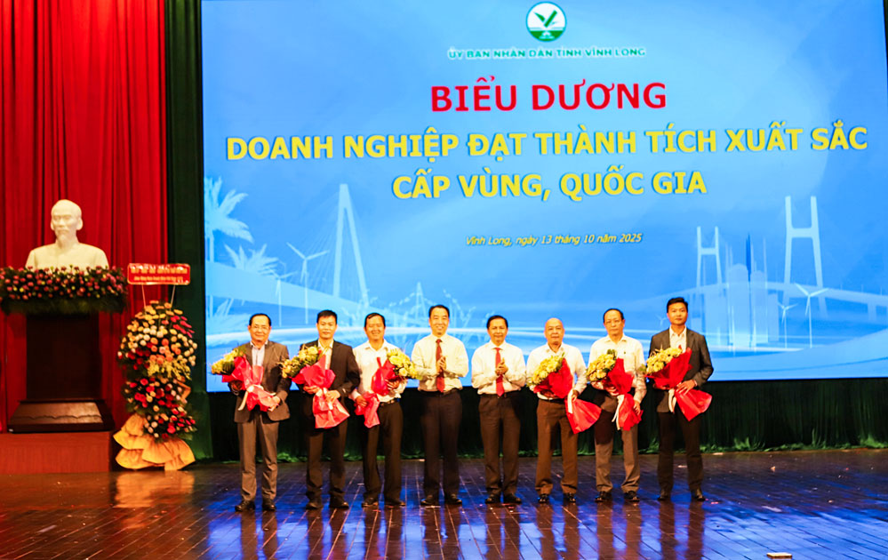 Bí thư Tỉnh ủy Trần Văn Lâu và Chủ tịch UBND tỉnh Lữ Quang Ngời trao hoa biểu dương các DN, doanh nhân đạt thành tích xuất sắc cấp vùng, cấp quốc gia.
 
