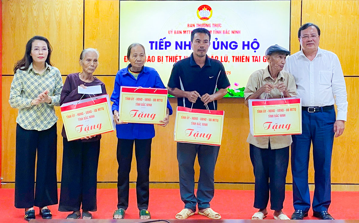Phó Bí thư Tỉnh ủy, Chủ tịch Ủy ban MTTQ Việt Nam tỉnh- Lê Văn Hẳn trao trực tiếp cho 5 hộ dân bị thiệt hại nặng số tiền 5 triệu đồng/hộ.