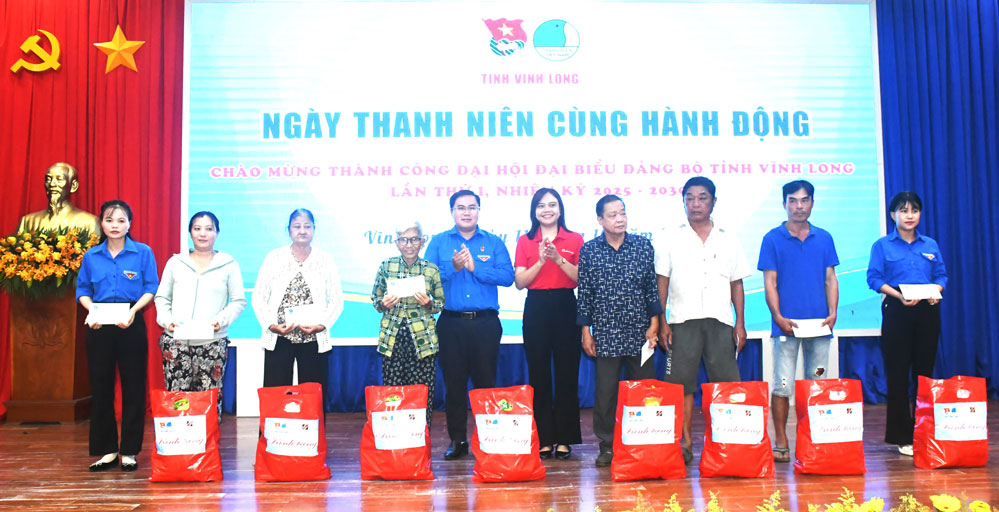 Ban Thường vụ Tỉnh Đoàn phối hợp với Ngân hàng Nông nghiệp và Phát triển nông thôn Việt Nam- chi nhánh Bến Tre trao tặng quà cho gia đình chính sách.


