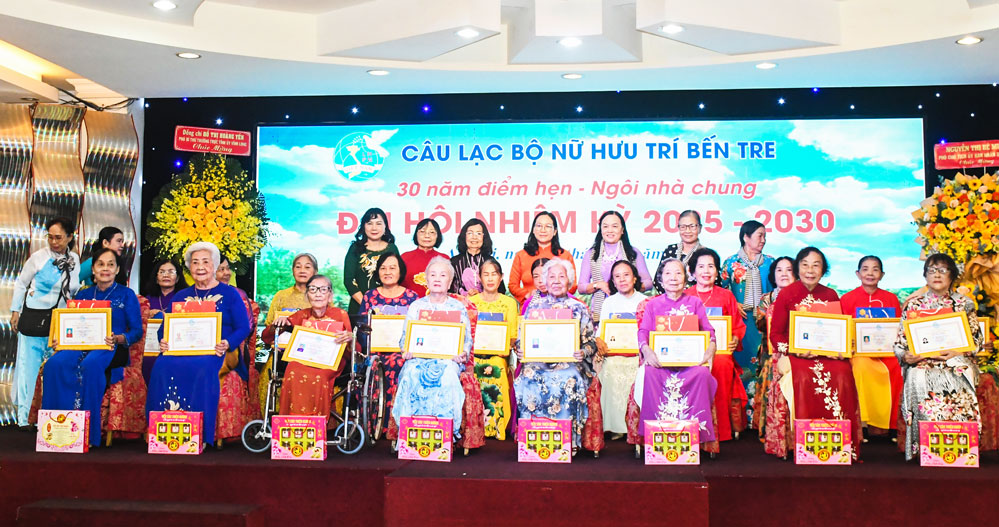 Trao bằng và hoa mừng thọ cho 28 hội viên tuổi từ 70 trở lên.