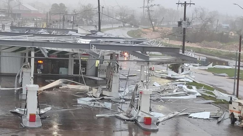 Một trạm xăng ở thành phố Montego Bay, Jamaica bị hư hại do bão Melissa - Ảnh: Tân Hoa xã