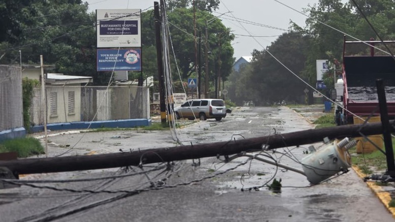 Hệ thống điện và viễn thông trên phần lớn đảo bị tê liệt, nhiều khu dân cư mất liên lạc hoàn toàn - Ảnh: JAMAICA OBSERVER