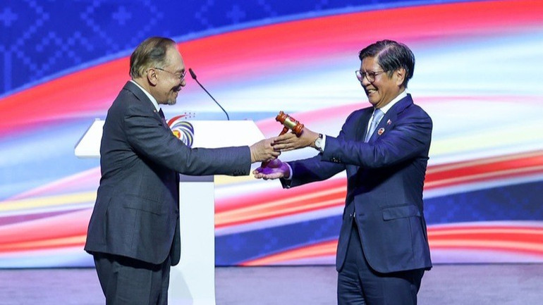Tổng thống Philippines Ferdinand Marcos Jr. tiếp nhận vai trò Chủ tịch ASEAN năm 2026 từ Thủ tướng Malaysia. (Ảnh: VGP/Nhật Bắc)