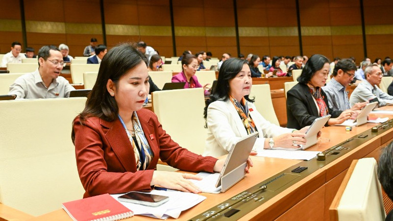 Quốc hội làm việc tại hội trường nghe Tờ trình dự án Luật Báo chí (sửa đổi). (Ảnh: DUY LINH)
